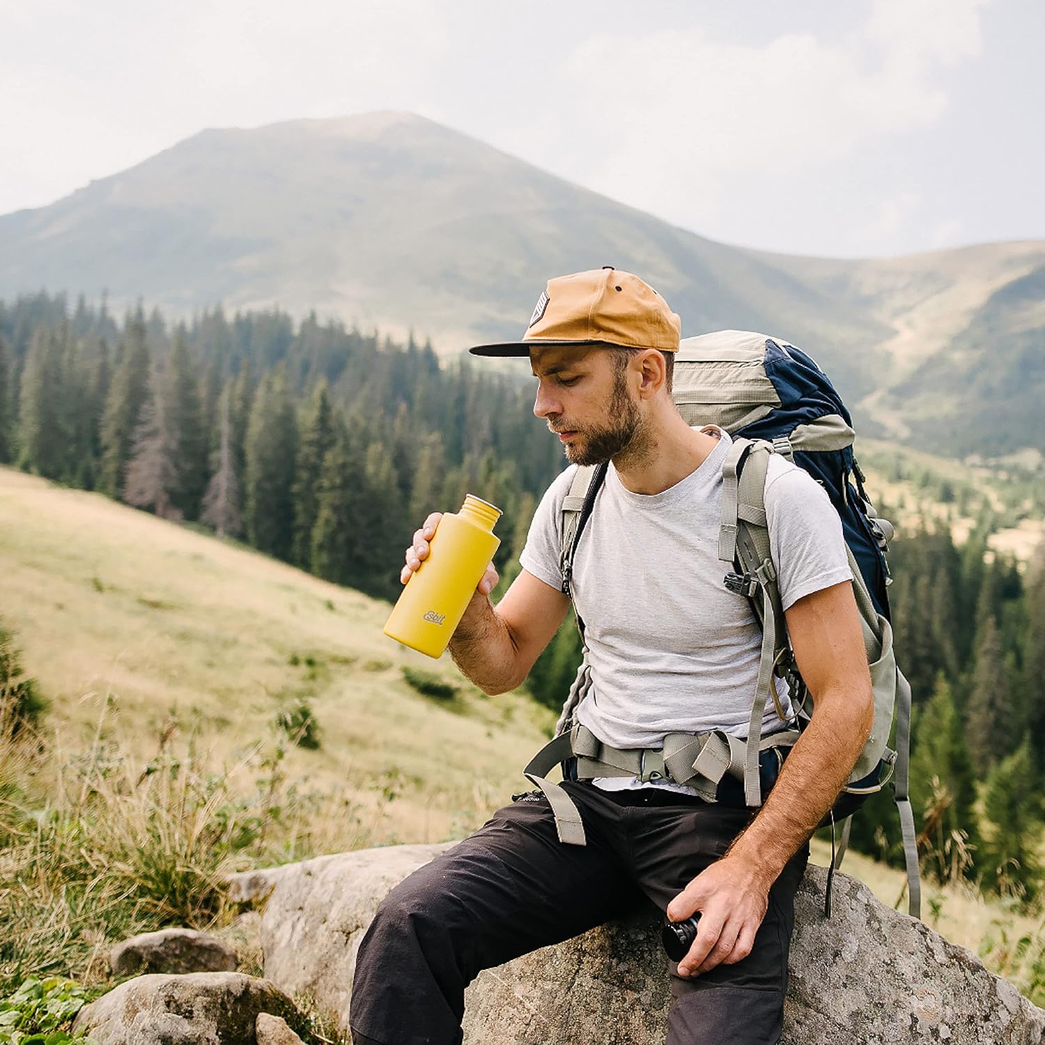 Esbit SCULPTOR Edelstahl Trinkflasche in Gelb bei Pause beim Wandern