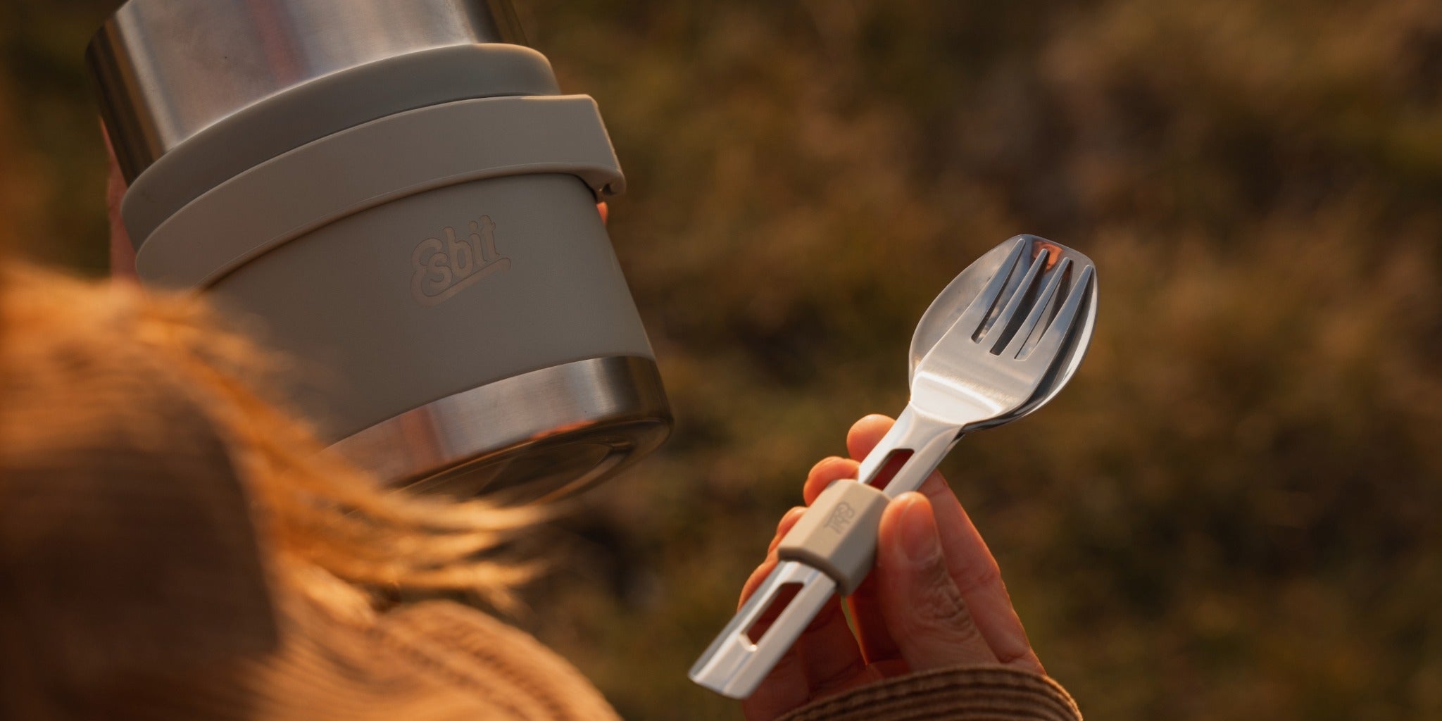 Person hält Esbit Food Jug inkl. Besteckset in der Hand