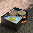 Esbit Trockenbrennstoff Plancha mit Spiegelei, Brötchen und Flamme 