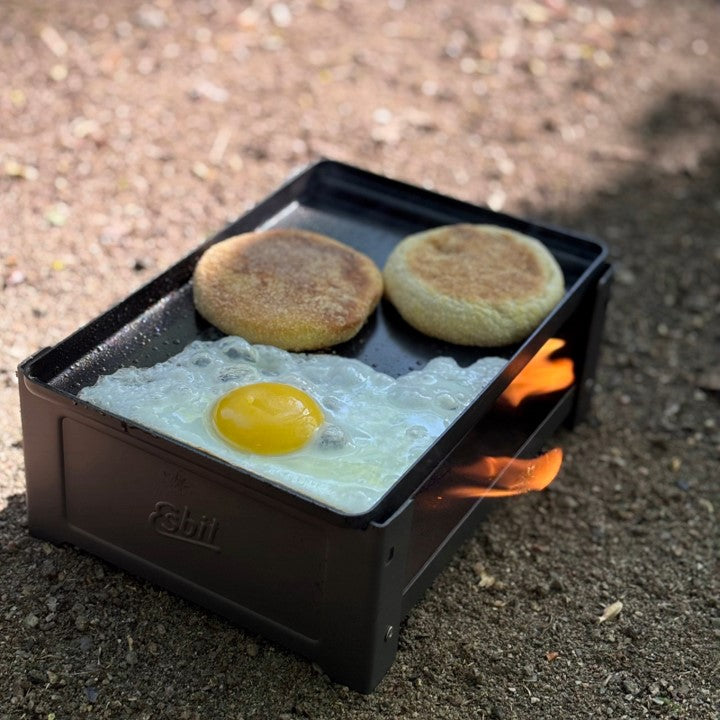 Esbit Trockenbrennstoff Plancha mit Spiegelei, Brötchen und Flamme 