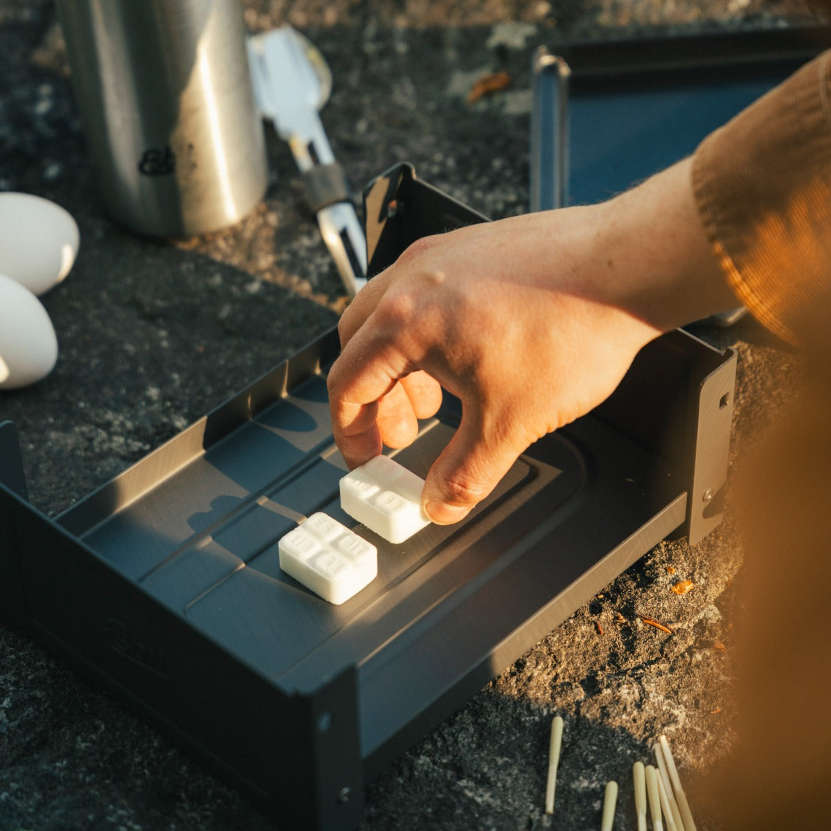 Esbit Trockenbrennstoff Plancha mit zwei Trockenbrennstoff-Tabletten