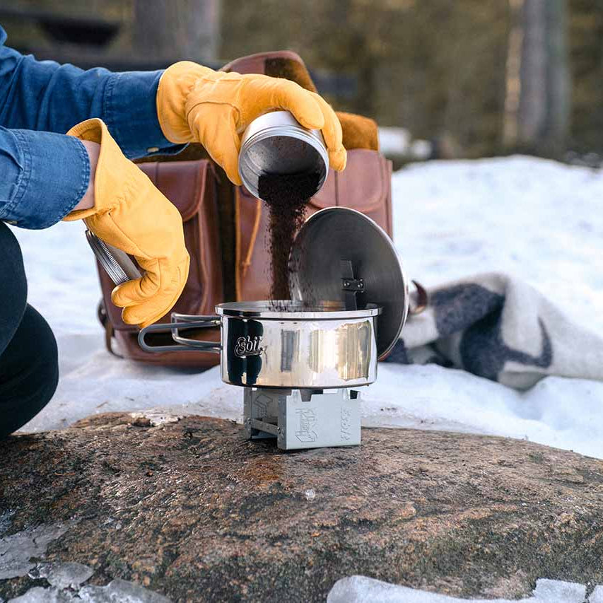 Esbit Topf aus Edelstahl, 1100 ml mit kleinem Taschenkocher beim Kochen im Winter